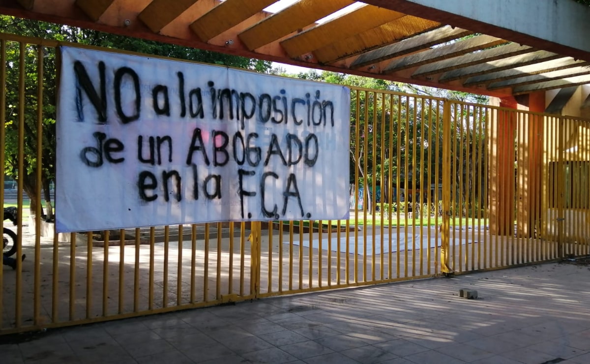 Catedráticos y estudiantes de la Facultad de Contaduría toman la UABJO; rechazan “imposición” de director