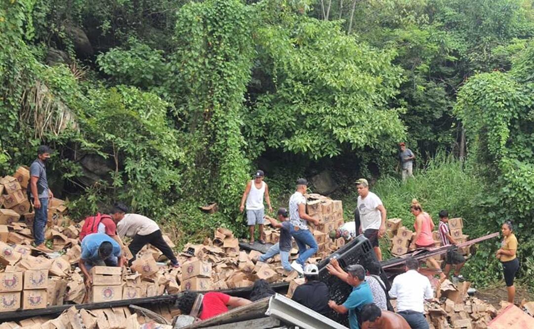 Vuelca camión en Costa de Oaxaca y se desata rapiña de cartones de cerveza. Foto: Especial