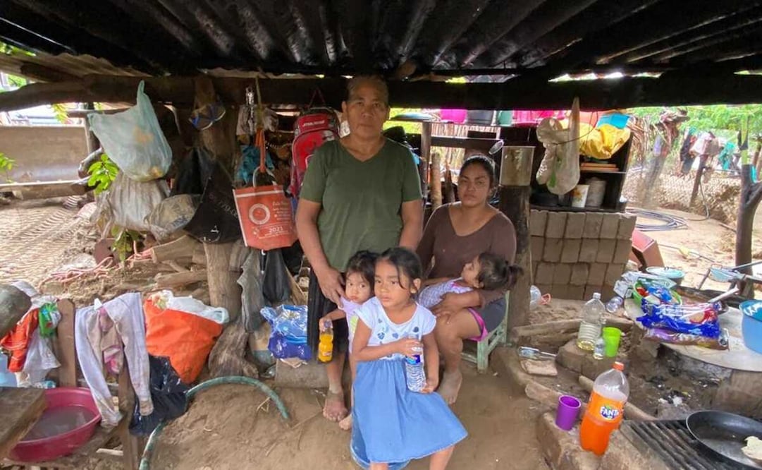 Habitantes de Barra de Copalita y Copalita Huatulco enfrentan toneladas de lodo por el desborde del río Copalita, tras el paso de Agatha. Foto: Fernando Miranda