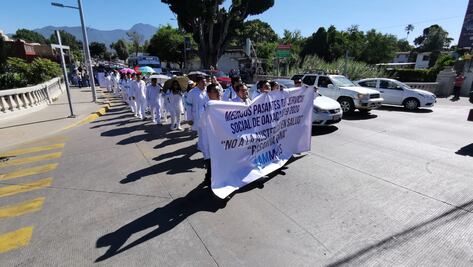 Marchan médicos pasantes contra la austeridad, exigen condiciones dignas