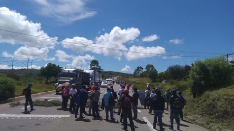 Bloquea Mitlatongo supercarretera; exige recursos y atención por fraude en casas