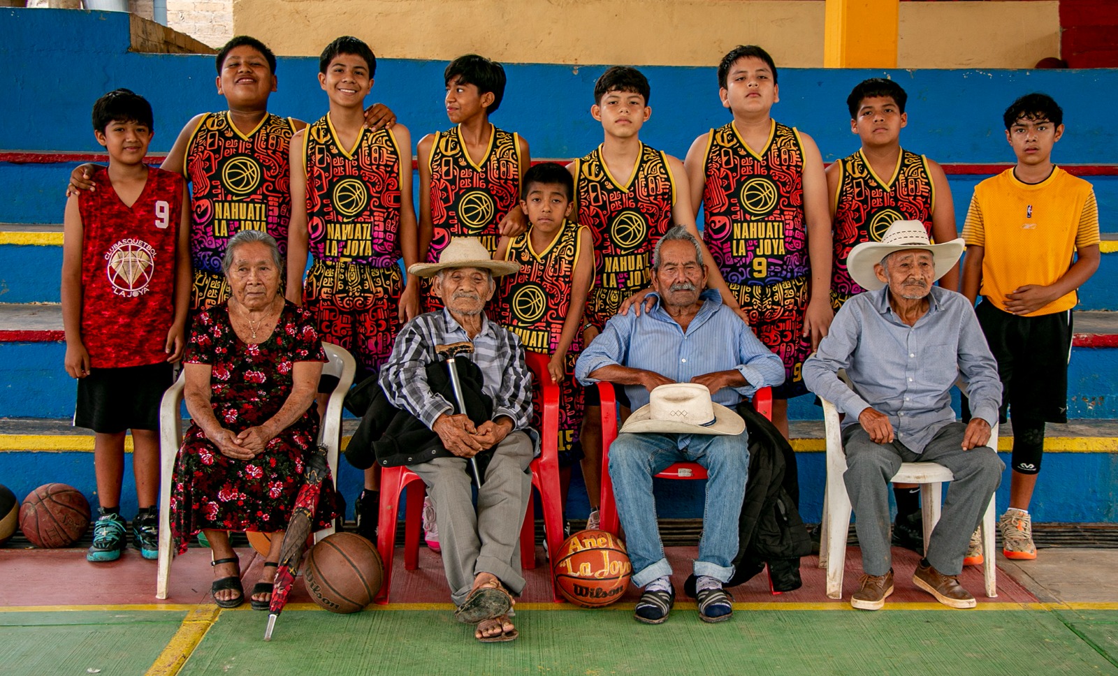 Basquetbol, un deporte para alejar a las infancias de Oaxaca de la violencia; madres sostienen a los equipos