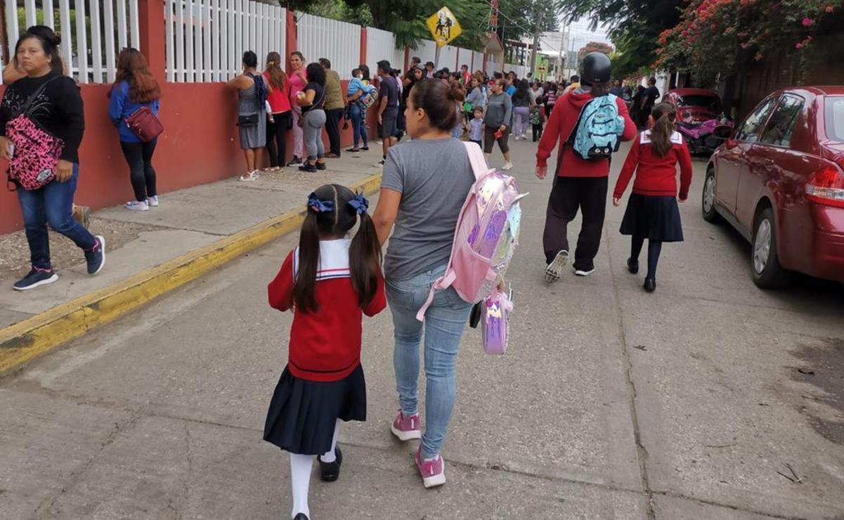 Sedena fabricará uniformes escolares de Oaxaca; textileros exigen diálogo a Jara