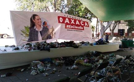 Trabajadores de recolección arrojan basura en evento de Morena para apoyar a Sheinbaum en Oaxaca