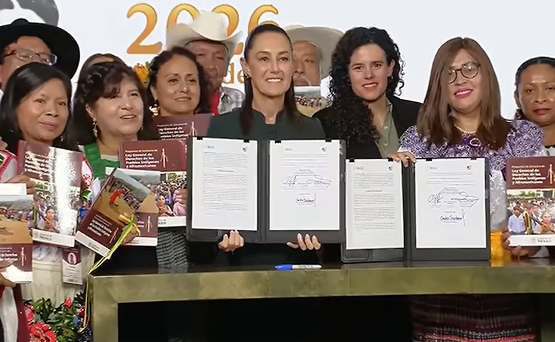 Sheinbaum firma la convocatoria para la consulta de propuesta de la Ley General de Derechos de los Pueblos Indígenas y Afromexicanos en Palacio Nacional. Foto: Captura de video.