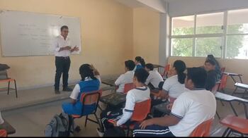 Tras un año de conflicto entre docentes y directivos, reanudan clases en escuela secundaria de Salina Cruz