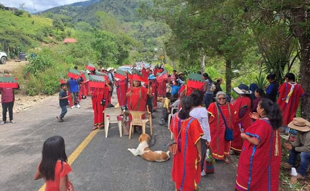 Tras denunciar atentado, MULTI exige atención de autoridades con bloqueo carretero en la Mixteca de Oaxaca. Foto: Especial