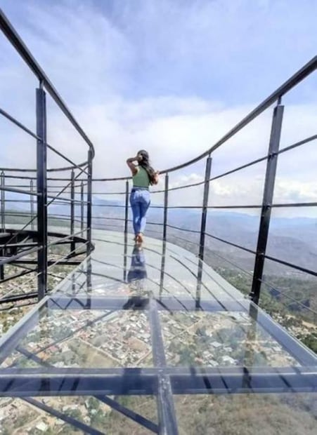 Yalitza Aparitzio en el mirador de cristal de Oaxaca. Foto: Instagram yalitzaapariciomtz