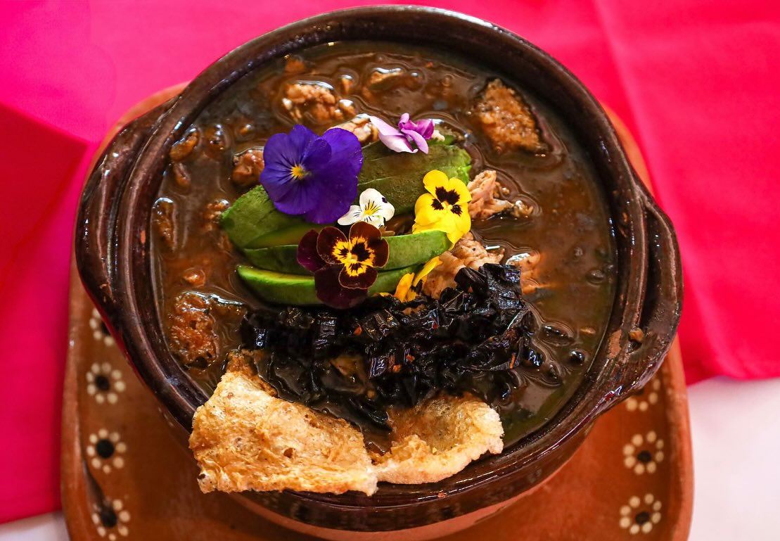 La mezcla de chile chilhuacle, maíz cacahuazintle y la carne de cerdo le dan un sabor y color profundo. Foto: Roberto Gonzalo Flores Zuñiga