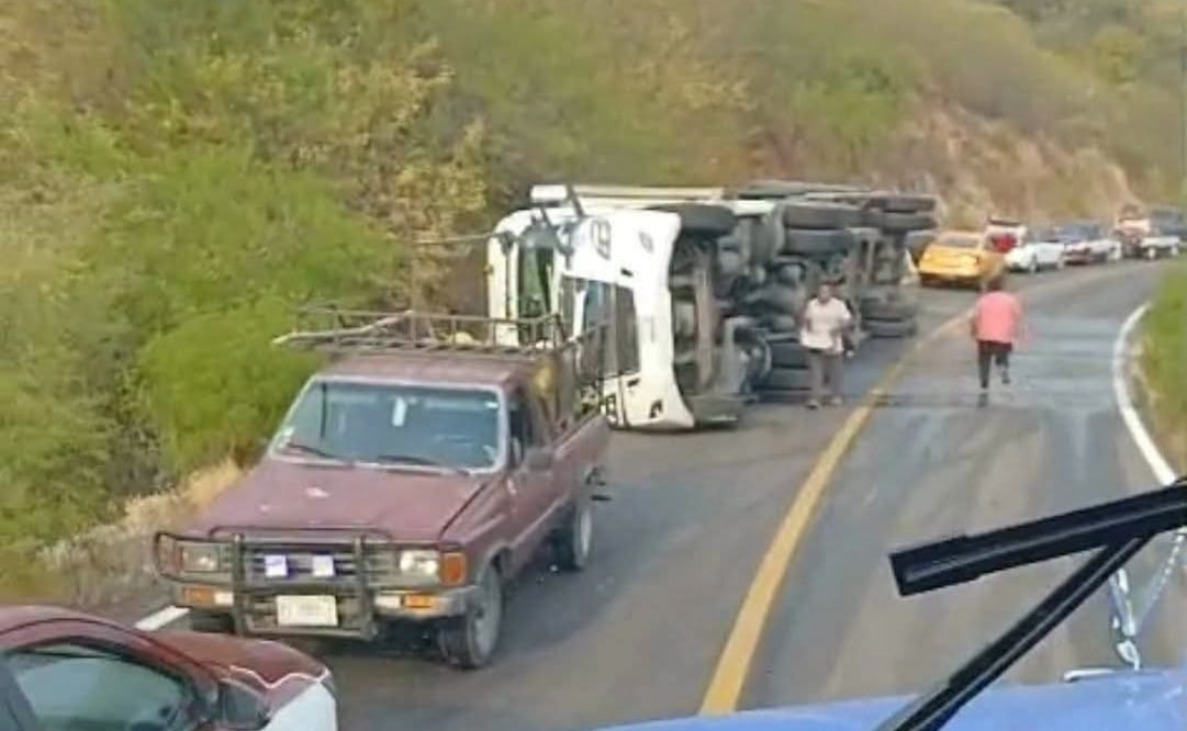 Volcadura en la carretera Costera 200. Foto: Especial