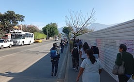 Clausuran de manera simbólica la construcción de una plaza comercial en la ciudad de Oaxaca 