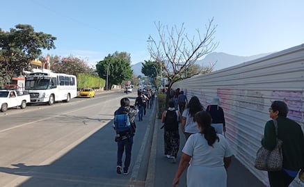 Clausuran de manera simbólica la construcción de una plaza comercial en la ciudad de Oaxaca 