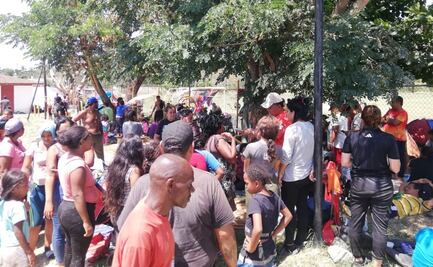 Caravana de 500 migrantes llega por sorpresa a Oaxaca; descansan en Matías Romero