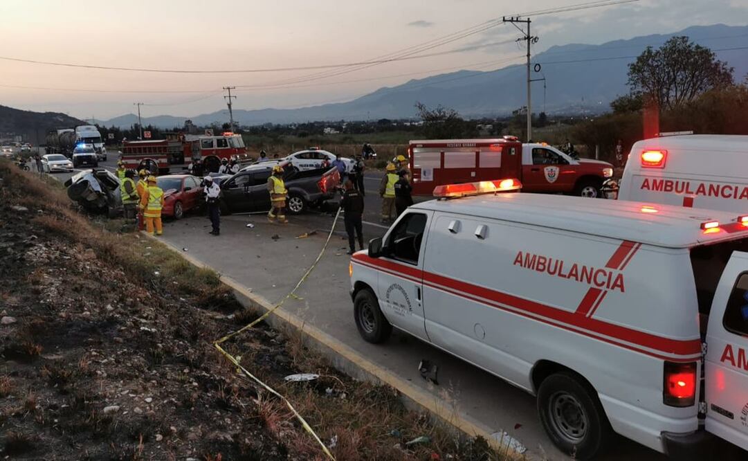 Carambola entre 4 vehículos y un taxi deja dos personas muertas y derrame de combustible en el Tule, Oaxaca. Foto: Especial