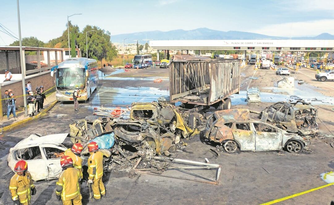 Un tractocamión chocó contra varios autos en la caseta de San Marcos el 6 de noviembre de 2021. Foto: Archivo/ EL UNIVERSAL