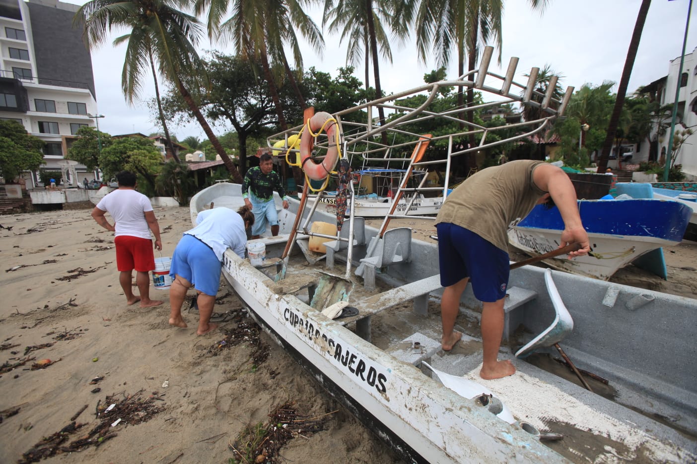 Pescadores supervisan daños en lanchas tras el impacto del huracán Erick