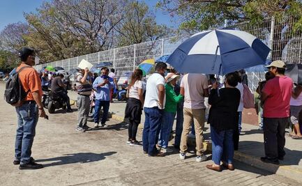 Desde dos días antes y bajo el sol, adultos mayores de Oaxaca se forman para segunda dosis anti Covid-19