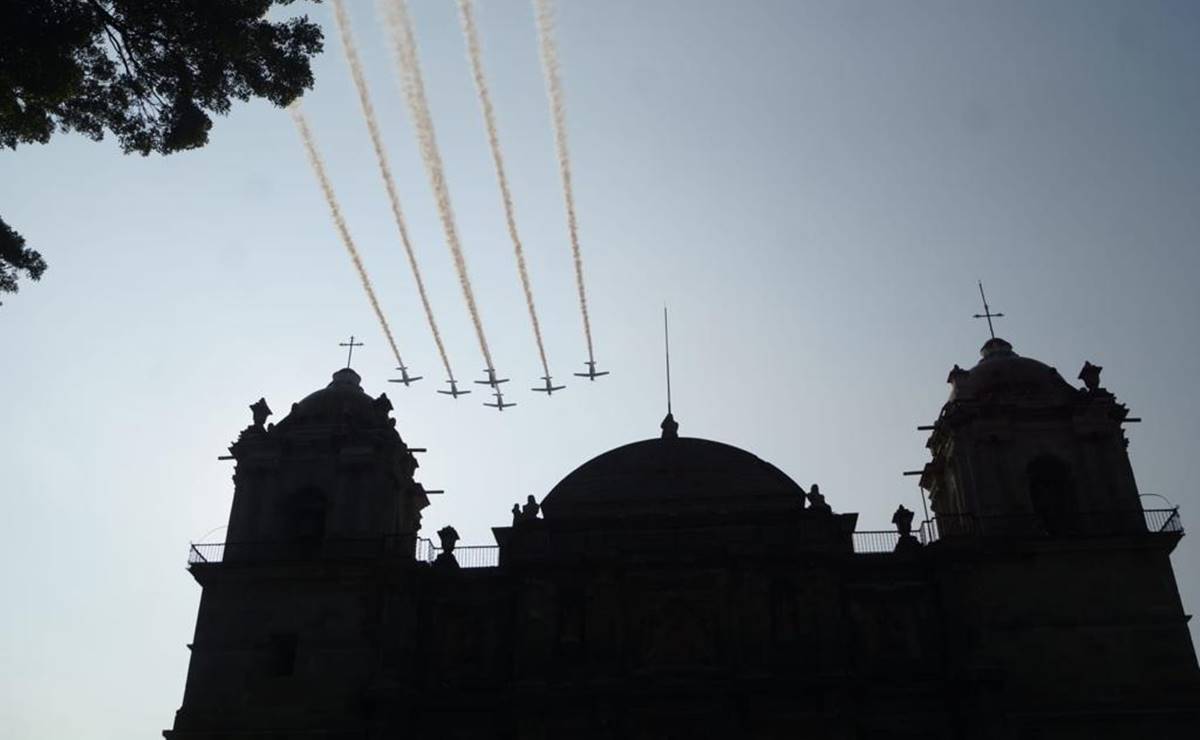 Con Mañanitas, tamaliza y espectáculo aéreo, celebra la ciudad de Oaxaca su 490 aniversario