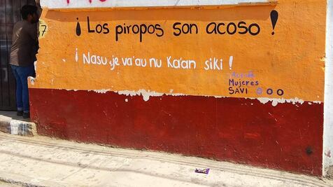 Pintan mensajes bilingües contra la violencia de género en Tlaxiaco