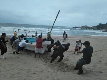 Rescatan dos embarcaciones que quedaron varadas en la Costa