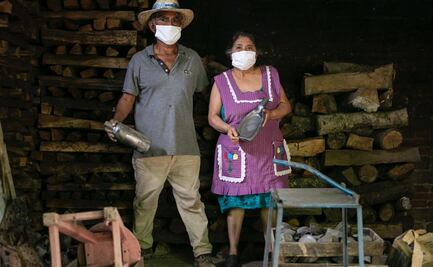 Por crisis, abuelas del barro negro anhelan una plaza virtual, pero enfrentan la barrera tecnológica