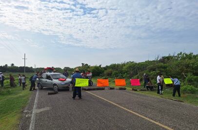 Docentes y padres de familia exigen la reconexión de la energía eléctrica en escuelas de San Mateo del Mar 