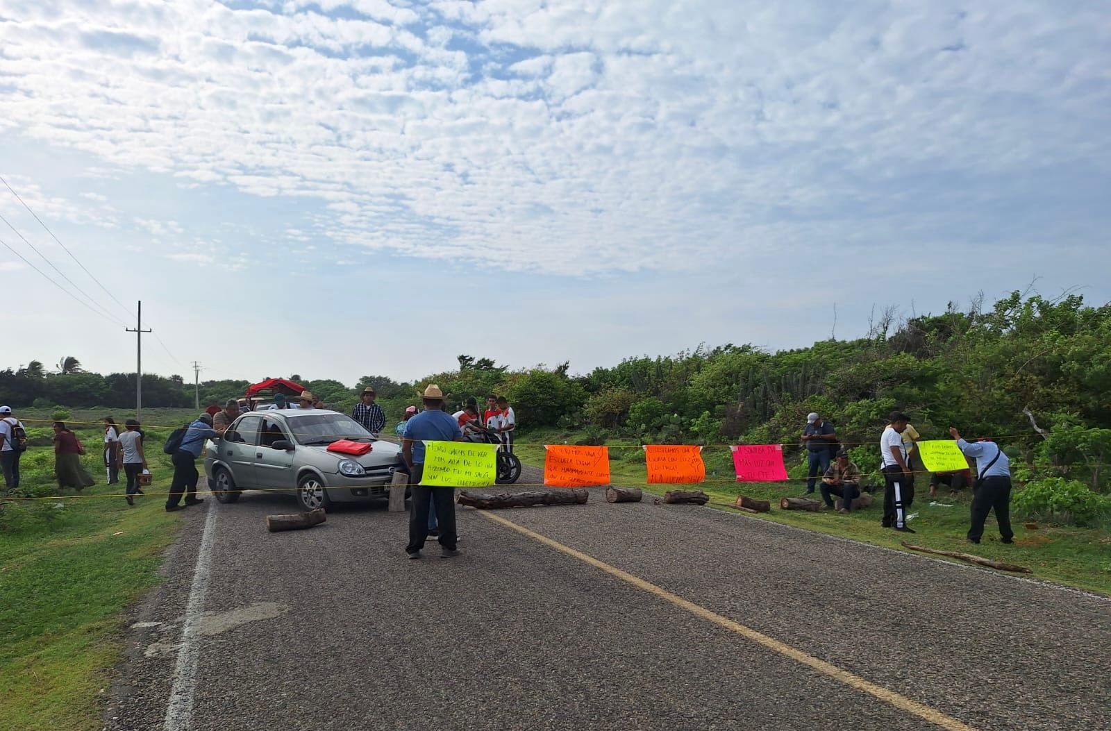 Docentes y padres de familia exigen la reconexión de la energía eléctrica en escuelas de San Mateo del Mar