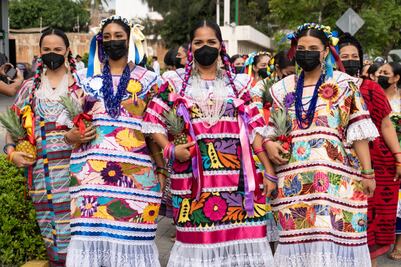 Vuelve a las calles desfile de las delegaciones de la Guelaguetza, la fiesta más grande de Oaxaca