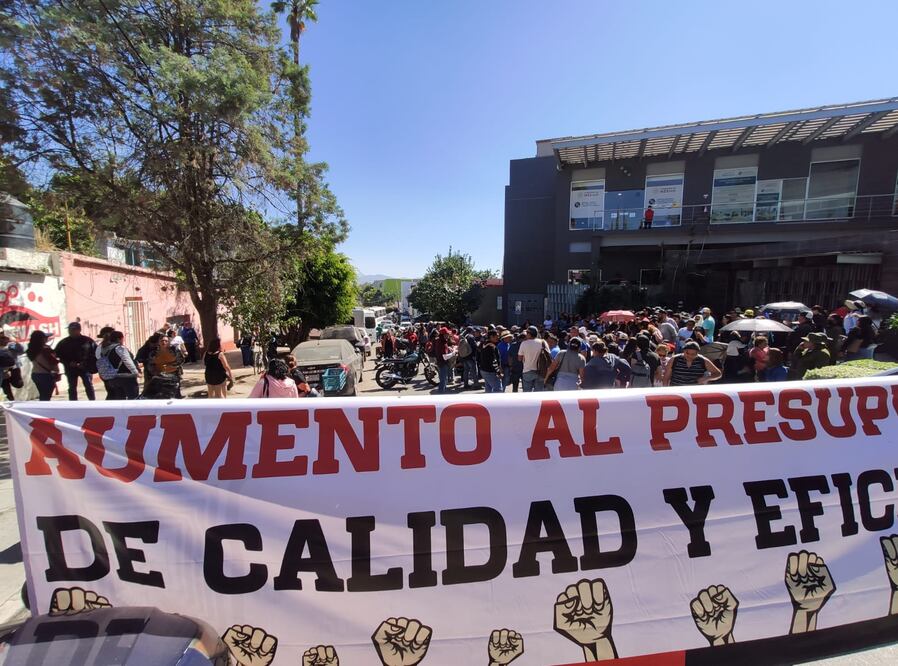 Sindicato de la UABJO emplaza a huelga para el 1 de febrero; exige aumento salarial al gobierno de Oaxaca. Foto: Mario Arturo Martínez