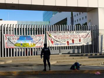 Maestros de educación indígena exigen reconocimiento a su Dirección con protesta en el Congreso
