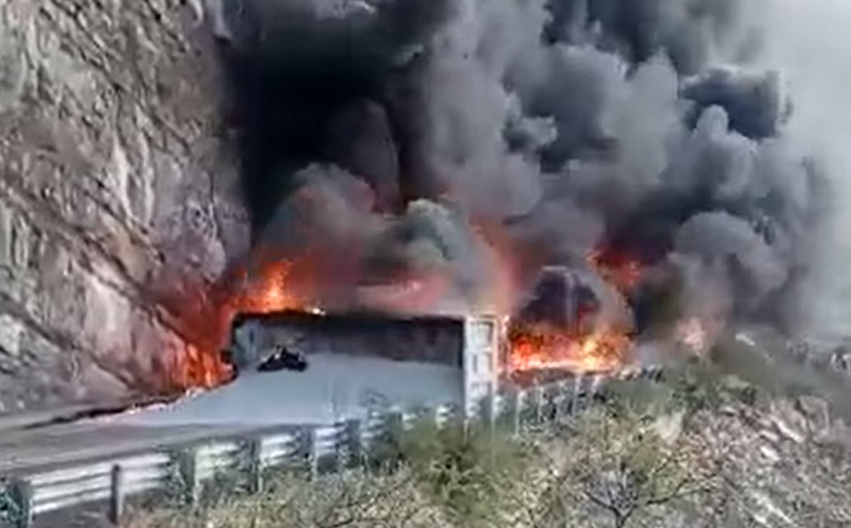 Dos muertos y cientos de viajeros varados por 12 horas deja accidente entre tractocamiones en Oaxaca. Foto: Captura de pantalla