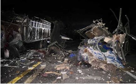 Choque de tráiler y autobús de pasajeros en autopista Tehuacán-Oaxaca deja al menos 14 muertos