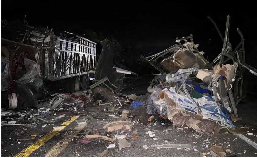 Choque de tráiler y autobús de pasajeros en autopista Tehuacán-Oaxaca deja al menos 14 muertos. Foto: Especial