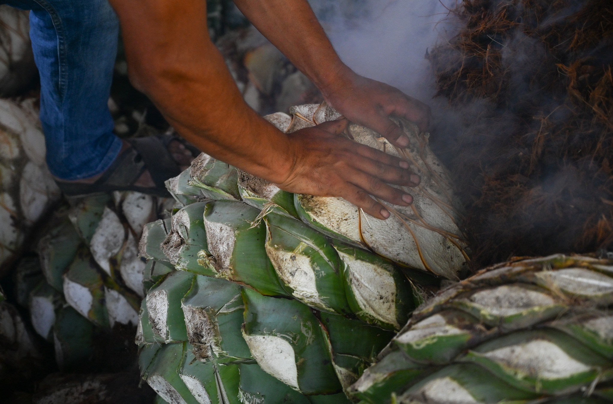 Técnicas ancestrales para la elaboración del mezcal minero. Foto: Real Minero, FB