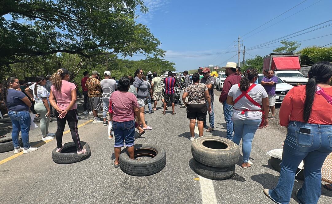 Pobladores de Niltepec mantuvieron bloqueo en la carretera Panamericana por cinco horas. Foto: Especial