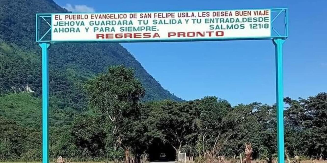 Por letrero dedicado a Jehová en entrada de Usila, escala conflicto religioso en Oaxaca. Foto: Especial