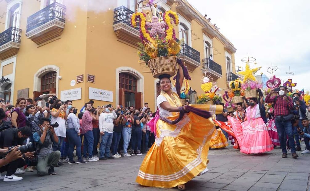 Derrochan alegría, mezcal y baile en calles de Oaxaca por primer convite de la Guelaguetza 2022. Foto: Edwin Hernández