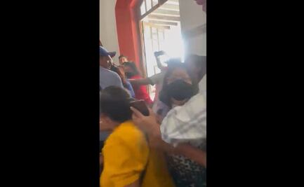 Se desata trifulca en el Cabildo de Oaxaca de Juárez entre comerciantes y vecinos del Centro