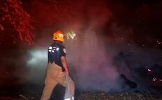 Sofocan Bomberos Voluntarios incendio sobre líneas de ductos petroleros en Asunción Ixtaltepec, Oaxaca