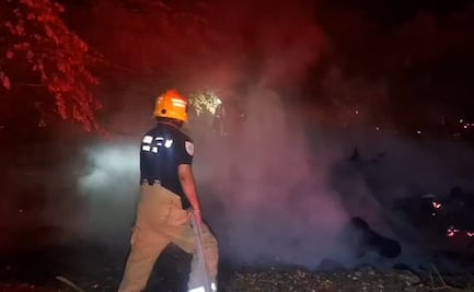 Sofocan Bomberos Voluntarios incendio sobre líneas de ductos petroleros en Asunción Ixtaltepec, Oaxaca