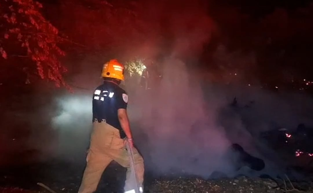 Bomberos sofocan incendio sobre ductos petroleros. Foto Captura de video