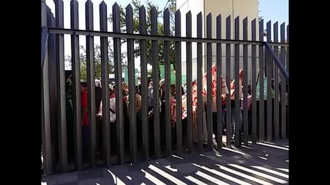 Exigen desaparición de poderes en Teopoxco; habitantes bloquean accesos al Congreso de Oaxaca