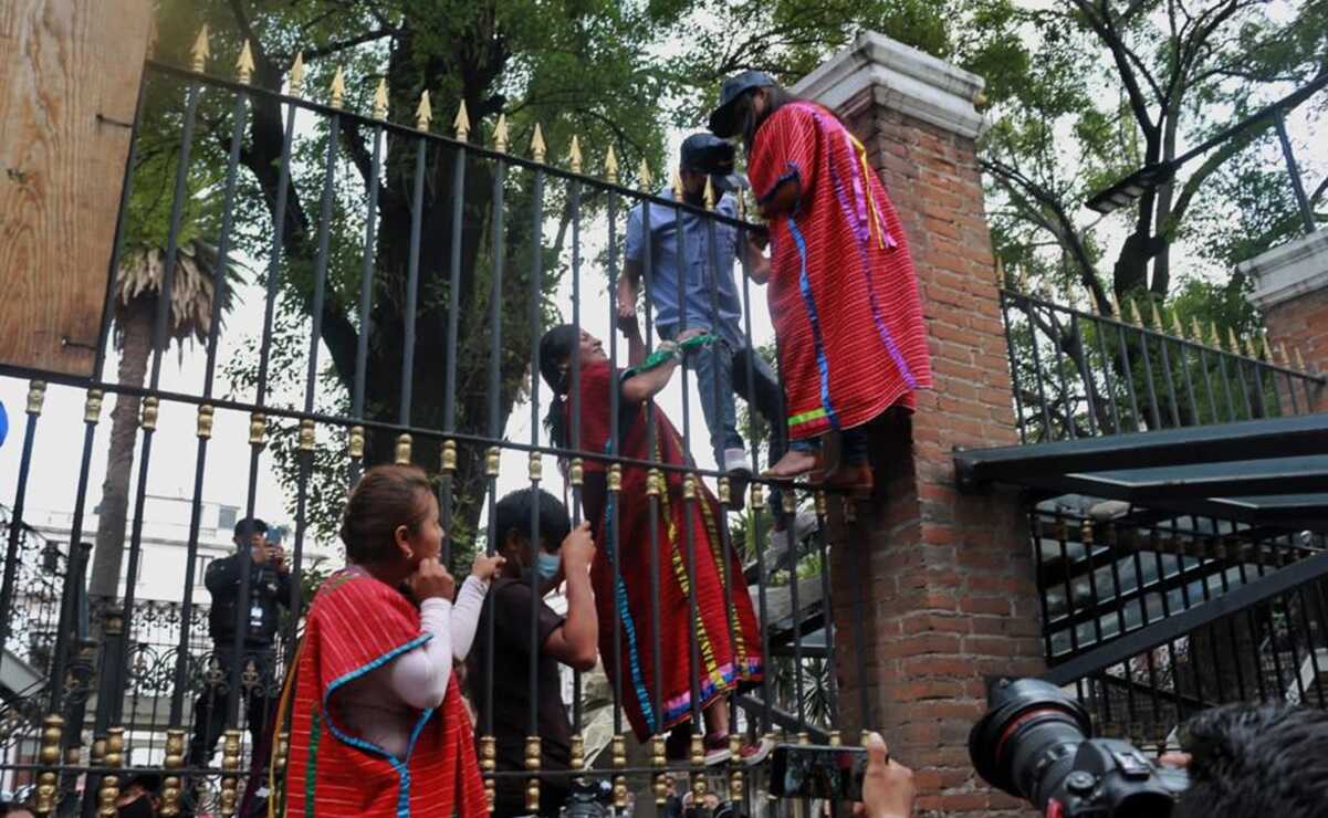 Desplazadas triquis toman Segob para exigir retorno seguro a Oaxaca; Encinas rechaza recibirlas