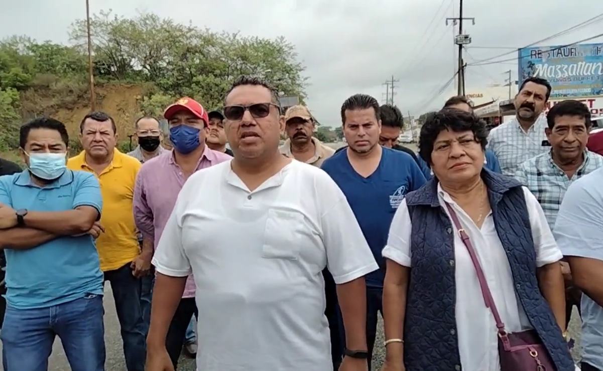 Exige edil de Matías Romero al gobierno que libere carretera Transístmica, bloqueada por pobladores de Mazatlán Mixe. Foto: Especial
