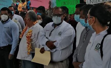 Protestan mixes de Guichicovi ante autoridades federales de Salud; exigen hospital antes que tren