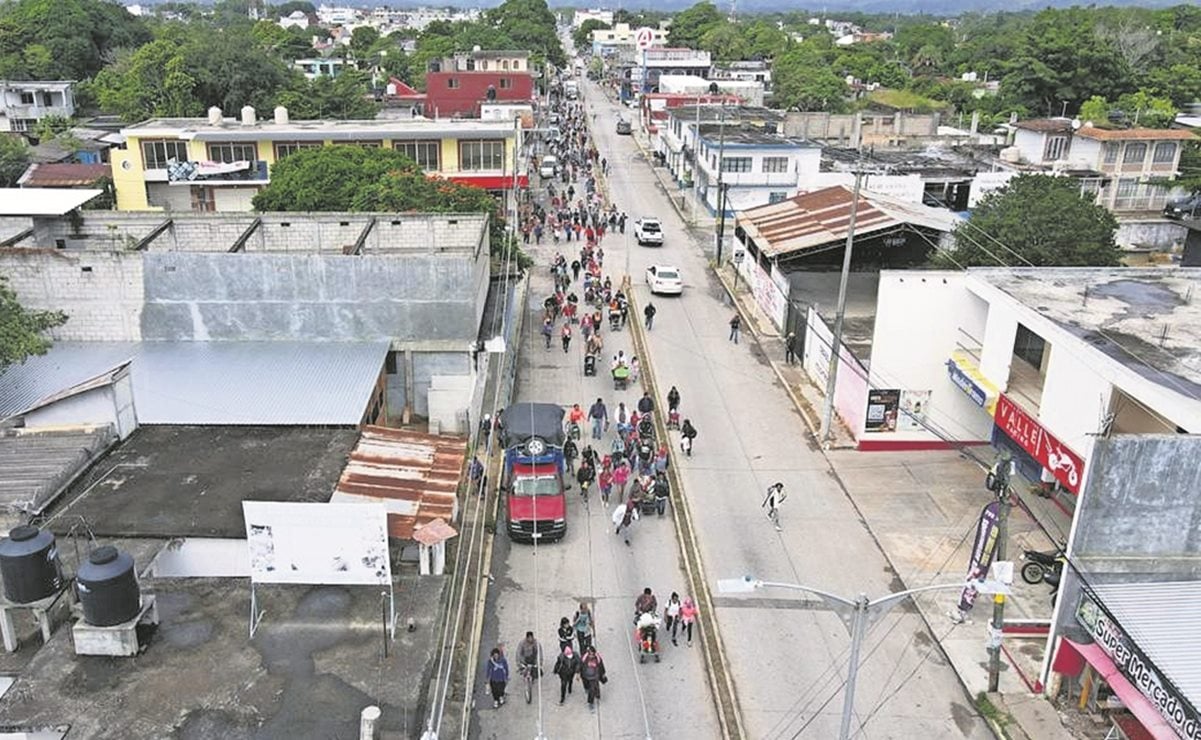 Luego de descansar un día en Matías Romero, los migrantes avanza- ron hacia Mogoñé, en San Juan Guichicovi, Oaxaca. Foto: Roselio Chaca. El Universal