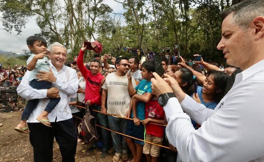 AMLO y Murat recorren comunidades de Oaxaca afectadas por huracán Agatha. Foto: Especial