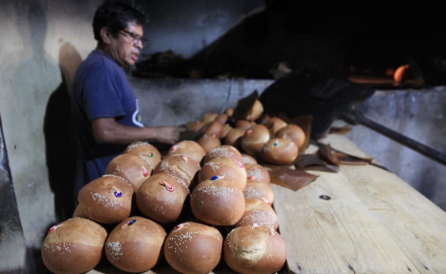 La tradición de hacer pan de ánimas para las fiestas de Día de Muertos en Oaxaca