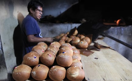 La tradición de hacer pan de ánimas para las fiestas de Día de Muertos en Oaxaca