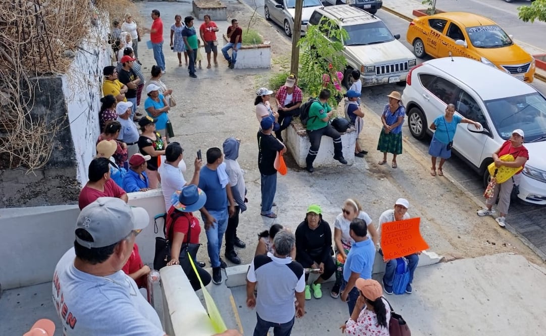 Habitantes de Salina Cruz se suman a las protestas contra el mal servicio de CFE en el Istmo. Foto: Cortesía